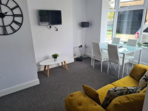 Spacious Semi Ideal for Relaxing Break/Work Stay